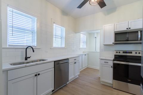 915 Cedar Ave, Elgin, IL 60120 photo 9