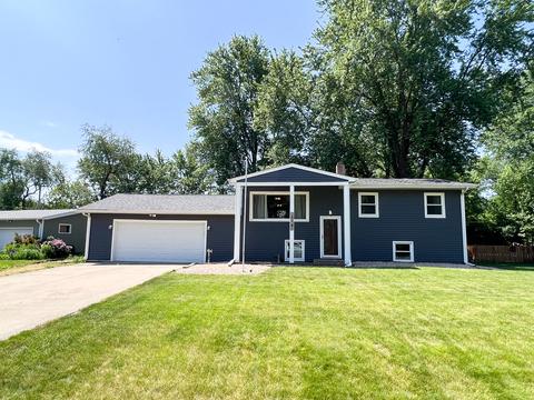 514 Woodland Trl, Sycamore, IL 60178