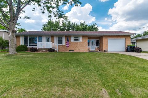107 N 1st St, Roanoke, IL 61561