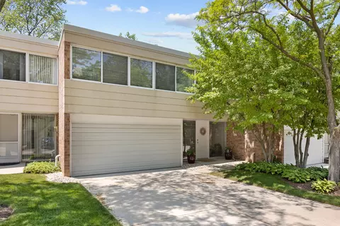 26 Avon Rd, Northbrook, IL 60062