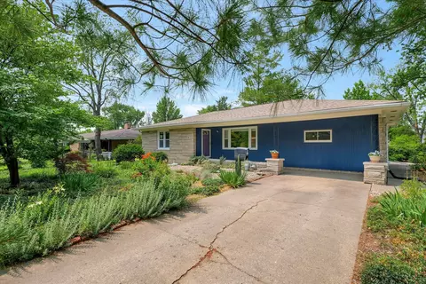16 Orchard Dr, Charleston, IL 61920