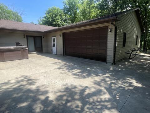 1628 1st St, Peru, IL 61354 photo 2