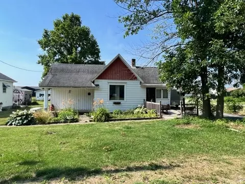 555 Grove St, Weldon, IL 61882 photo 2
