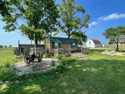 555 Grove St, Weldon, IL 61882 photo 25