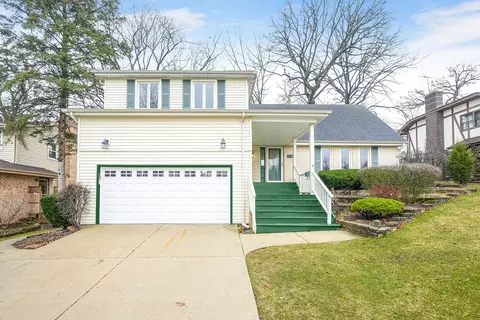 1071 Candlewood Dr, Downers Grove, IL 60515