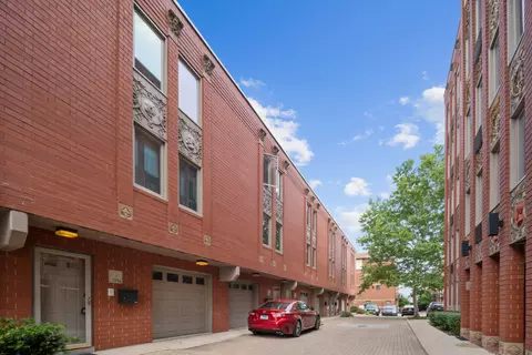 1044 Susan Collins Ln, Oak Park, IL 60302