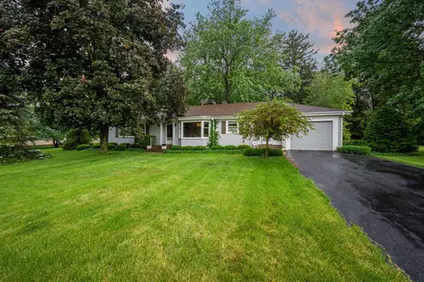 830 Sunset Ln, Sycamore, IL 60178
