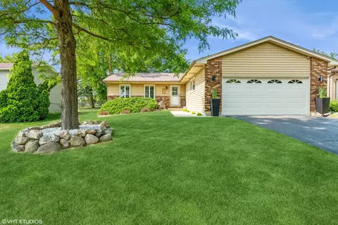 897 Saint Johns Rd, Woodstock, IL 60098