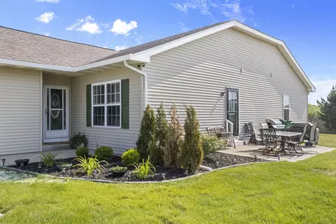 422 Anjali Ct, Sycamore, IL 60178