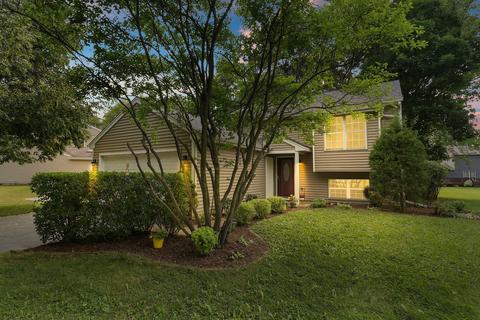1035 Wimbledon Dr, Island Lake, IL 60042