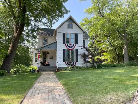 415 W South St, Woodstock, IL 60098