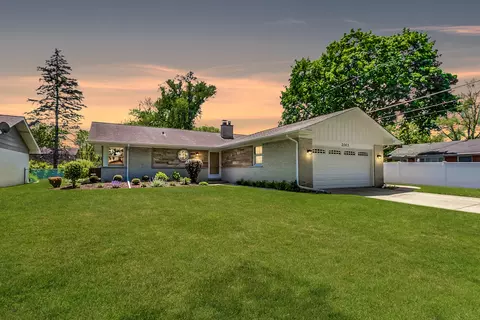 2003 E Seneca Ln, Mount Prospect, IL 60056