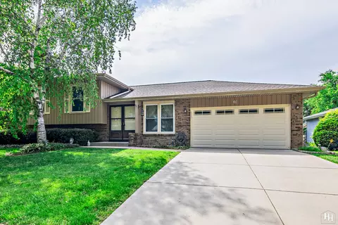 79 Lockman Cir, Elgin, IL 60123