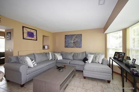 987 Symphony Dr, Aurora, IL 60504 photo 4