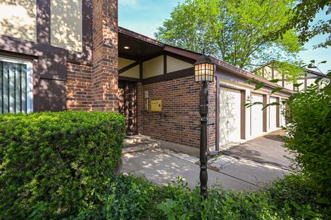 411 Ramblewood Dr #A, Glen Ellyn, IL 60137