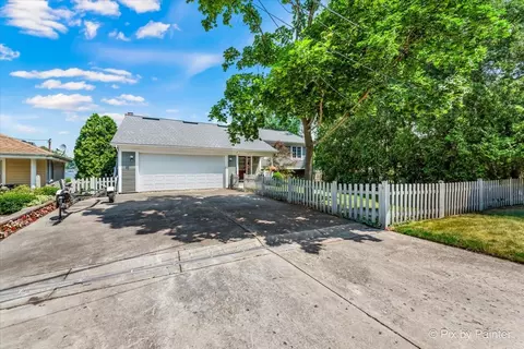 204 S Shore Dr, Island Lake, IL 60042