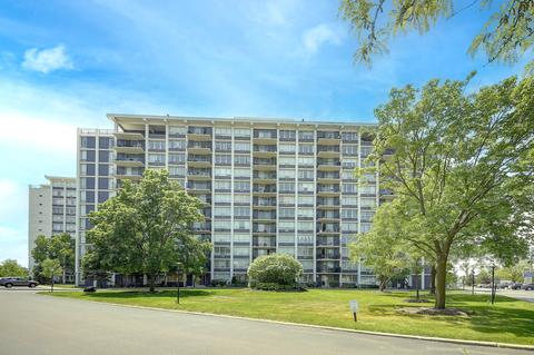 8801 W Golf Rd W #5J, Niles, IL 60714