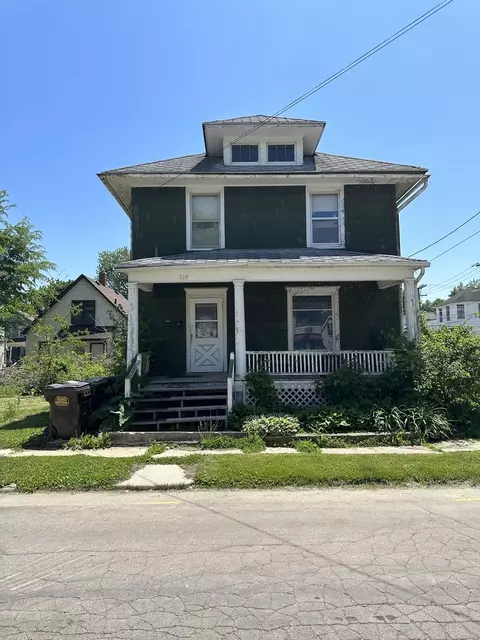 329 W Carpenter St, Freeport, IL 61032