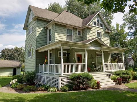150 N Elm St, Waterman, IL 60556