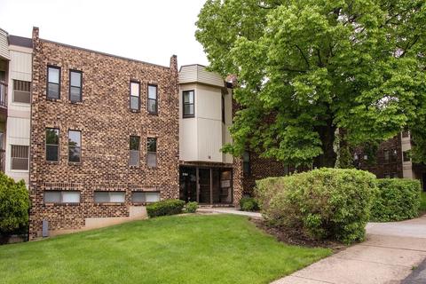 2151 Country Club Dr #25, Woodridge, IL 60517