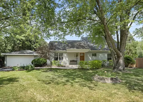 1704 Hawthorne Ln, Mchenry, IL 60050