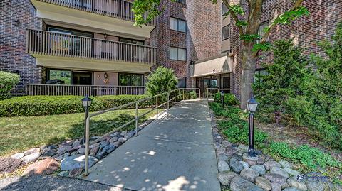 920 Vose Dr #201, Gurnee, IL 60031