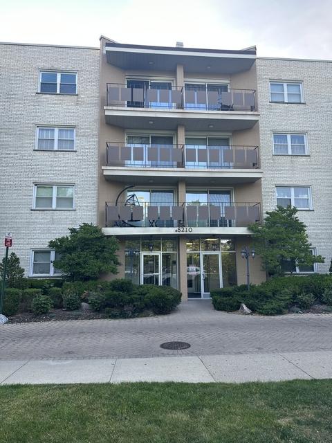 8210 Elmwood Ave #111, Skokie, IL 60077