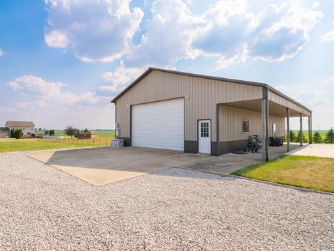 313 Iowa St, Panola, IL 61738