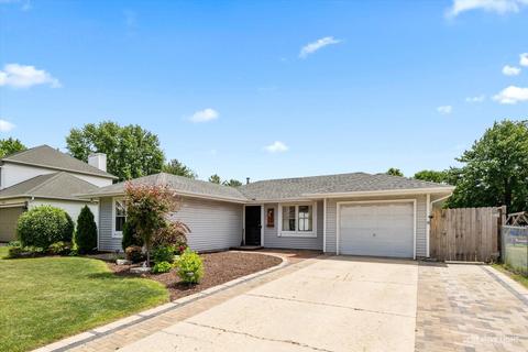 921 Shady Ln, Aurora, IL 60506