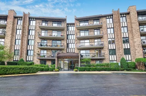501 Lake Hinsdale Dr #102, Willowbrook, IL 60527