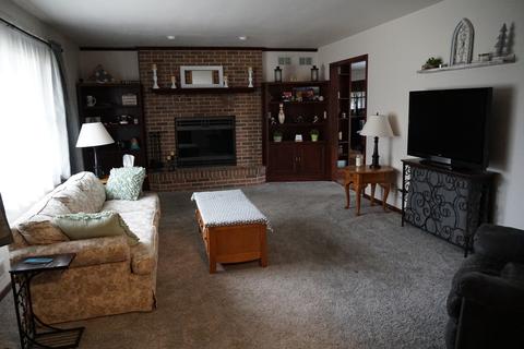 2255 Lowry St, Aurora, IL 60506 photo 2