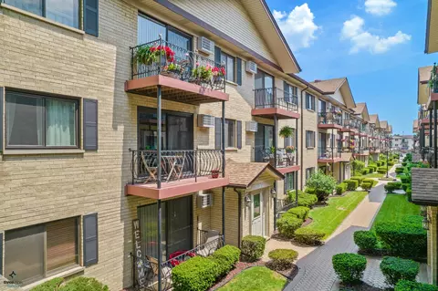 5159 N East River Rd #102, Chicago, IL 60656