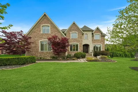 9210 Forest Edge Dr, Burr Ridge, IL 60527