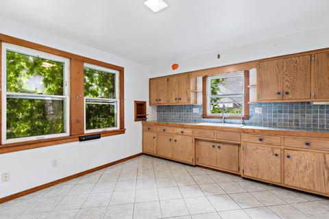 469 Palace St, Aurora, IL 60506 photo 9