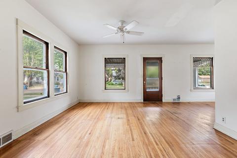 469 Palace St, Aurora, IL 60506 photo 4