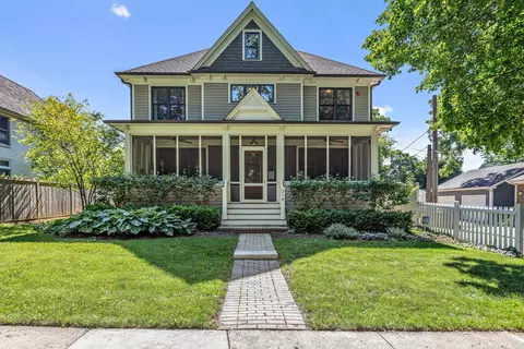 318 2nd St, Libertyville, IL 60048