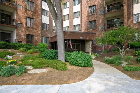 448 Raintree Ct #2L, Glen Ellyn, IL 60137