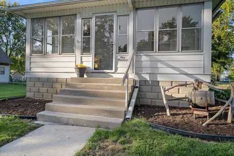 100 W Charles St, Mclean, IL 61754 photo 3