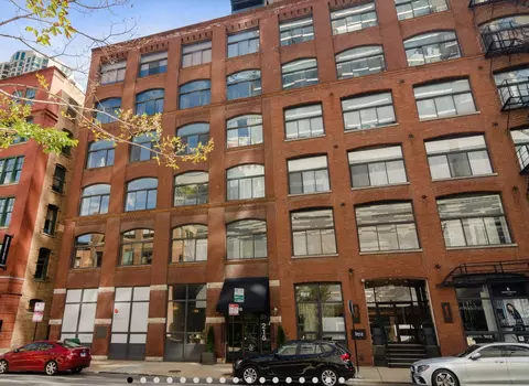 215 W Illinois Ave #2A, Chicago, IL 60610
