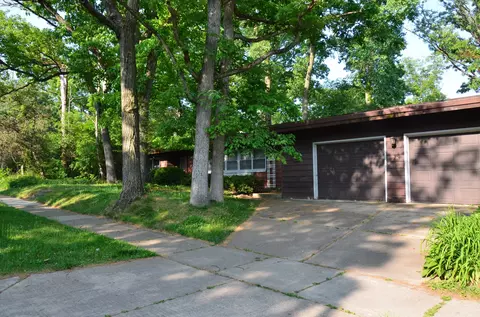 28 Oak Ter, Lake Bluff, IL 60044