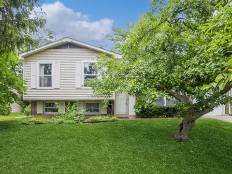 1332 E Kennedy Dr, Streamwood, IL 60107