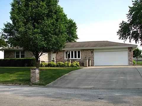 13 E Hillcrest Dr, Tuscola, IL 61953