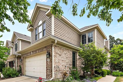 702 King Henry Ln, Saint Charles, IL 60174