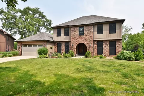 2418 Adams Dr, Lisle, IL 60532