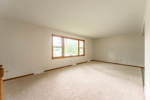 1640 Sheffield Dr, Elgin, IL 60123 photo 2