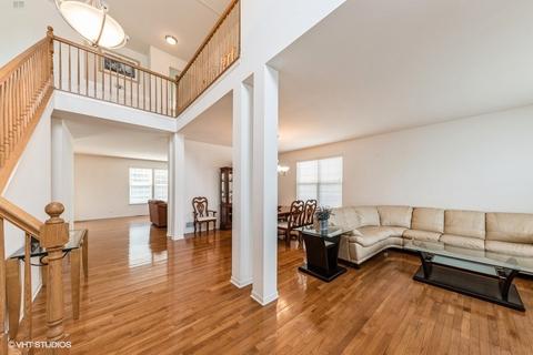 617 Versailles Dr, Bartlett, IL 60103 photo 2