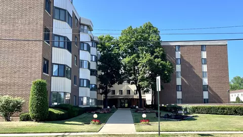5500 W Lincoln Ave W #403, Morton Grove, IL 60053