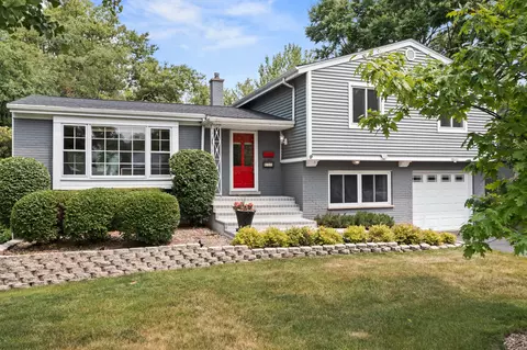 137 Forestway Dr, Deerfield, IL 60015