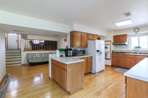9461 Dee Rd, Des Plaines, IL 60016 photo 17
