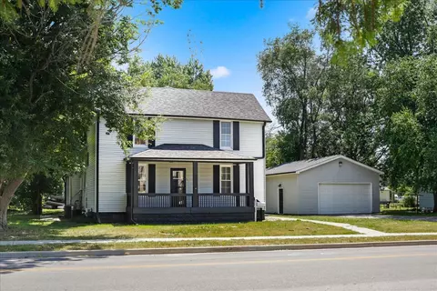 416 N John St, Farmer City, IL 61842